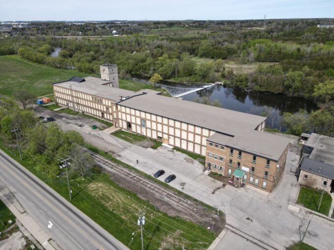 215 Queen St W, Cambridge